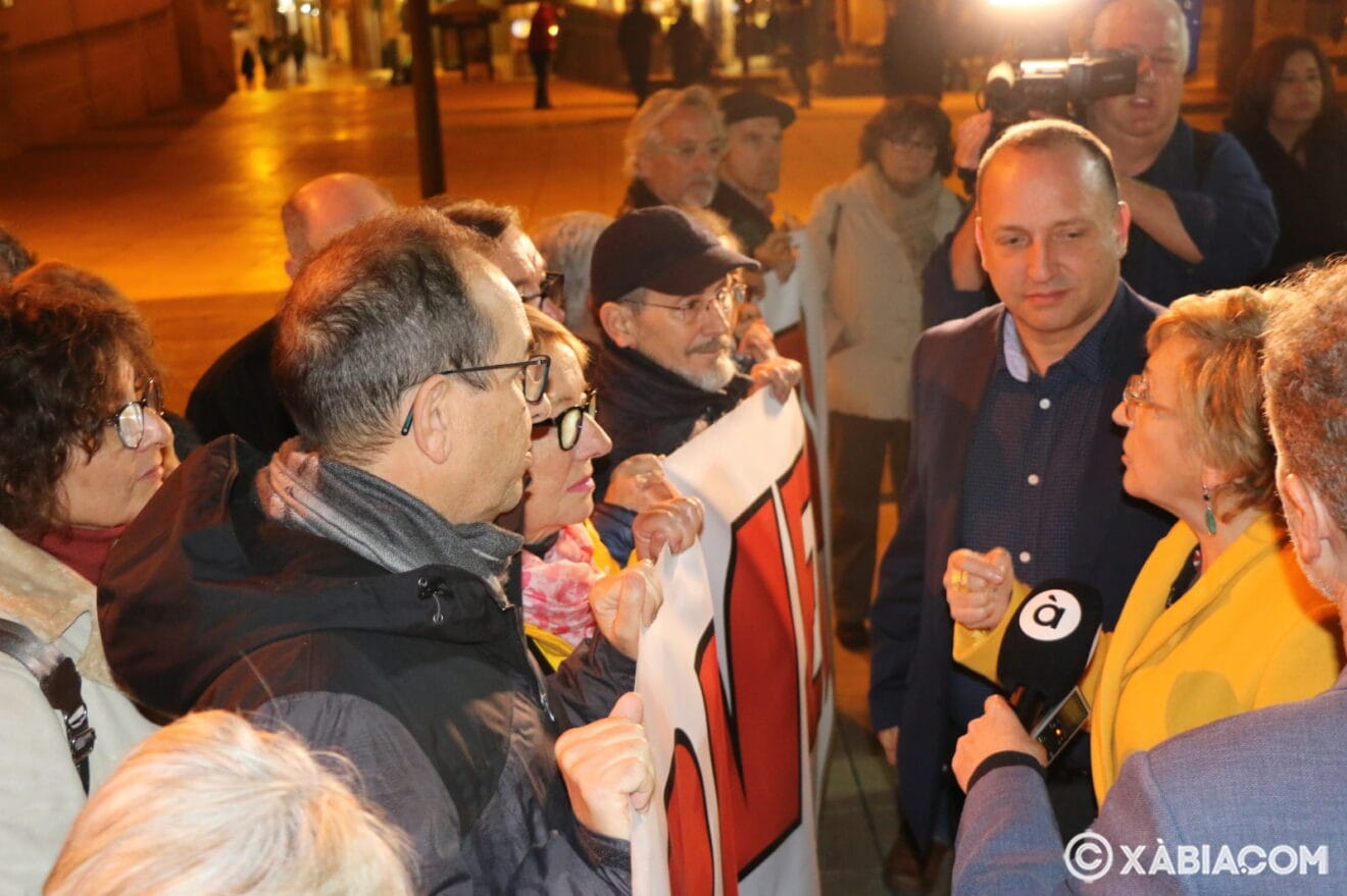Ana Barceló conversando con los manifestantes