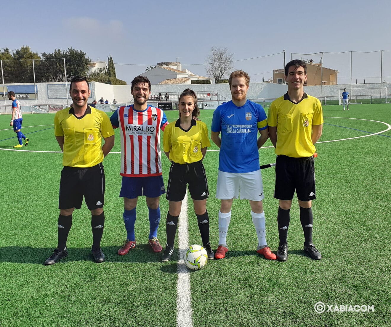 Árbitros y capitanes en el partido del CD Jávea-CD Llosa