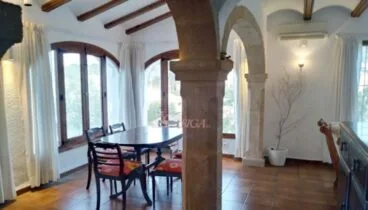 Comedor con arcos de piedra tosca, típica de Jávea – Xabiga Inmobiliaria