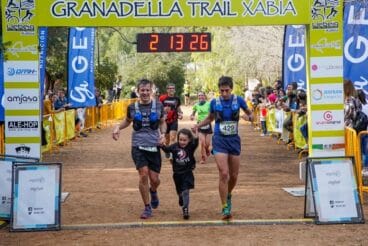 Atletas cruzando la línea de meta