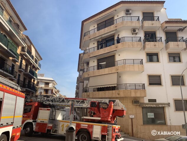 Imagen: bomberos accede al interior de la vivienda