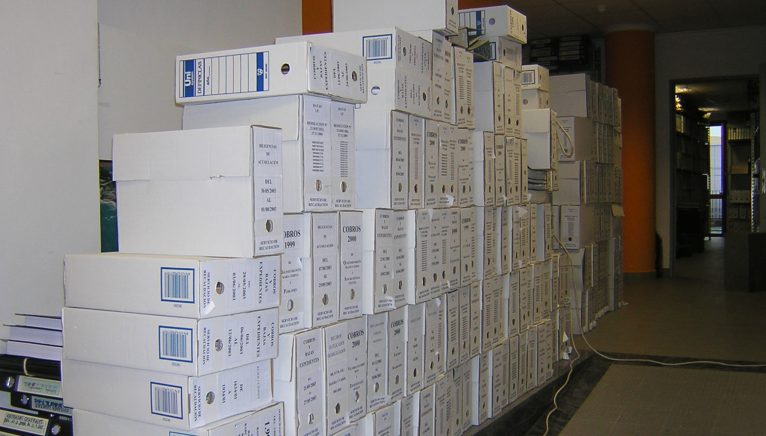 Boîtes à documents empilées dans les archives municipales de Jávea en 2004