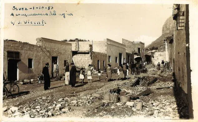 Imagen: La calle San Vicente de Jávea tras las riadas de 1957 (Foto: Rosa Vallés)