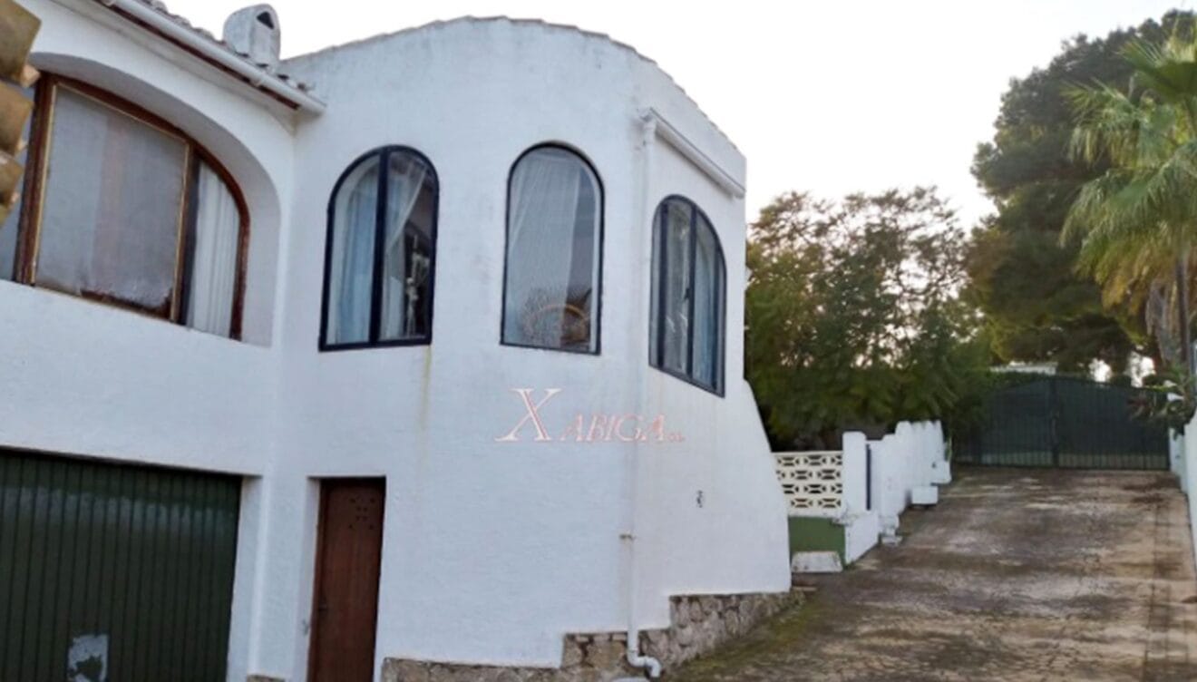 Camino de acceso a un chalet en venta en Jávea - Xabiga Inmobiliaria