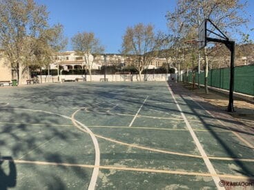 Cancha de basket y fútbol en el CEIP Trenc d’Alba de Xàbia