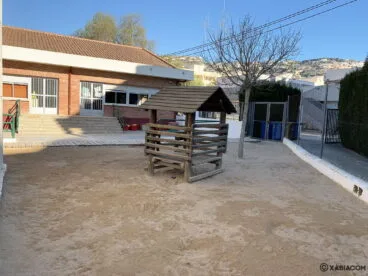 Elementos de juego en el patio del CEIP Port de Xàbia