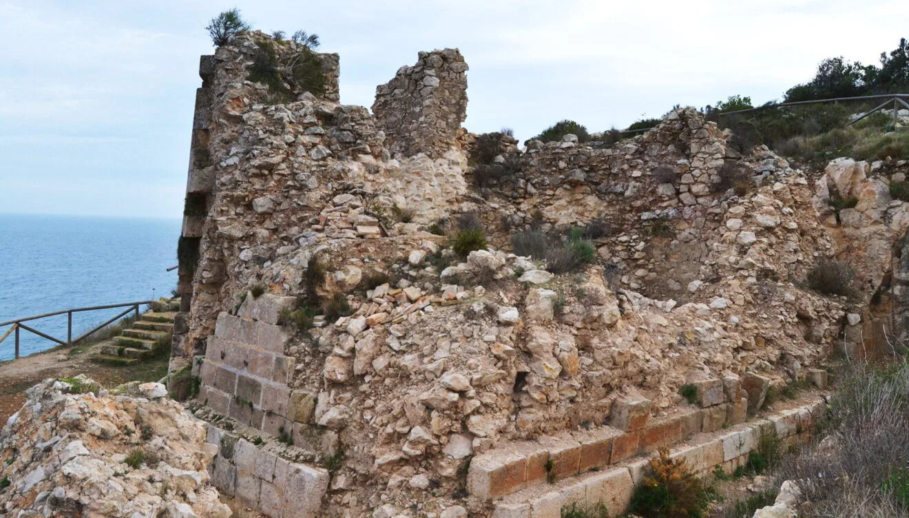 Vista de lo que queda del Castell de la Granadella en Jávea (Fuente: Wikimedia Commons)