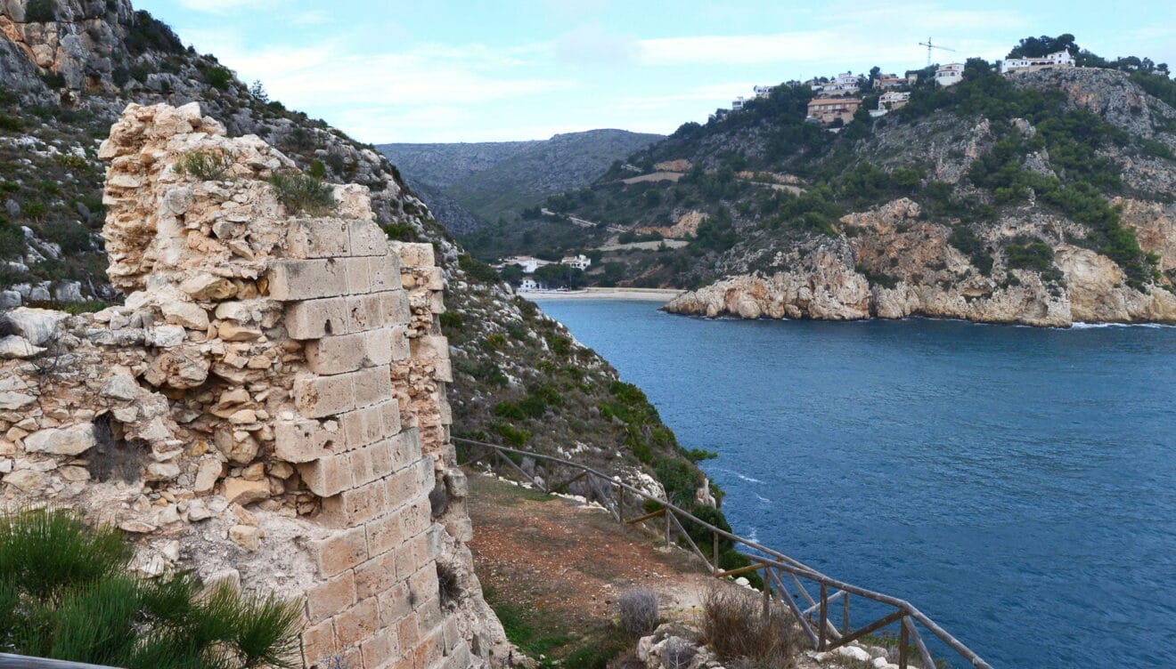 Castell y cala de la Granadella (Fuente: Wikimedia Commons)