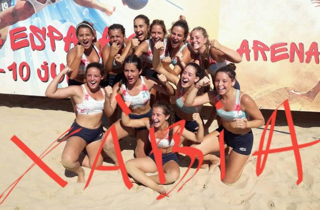 Imagen: Chicas del Club Handbol Playa celebrando una victoria