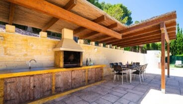 Cocina exterior en una villa de alto standing en venta en Jávea – Terramar Costa Blanca