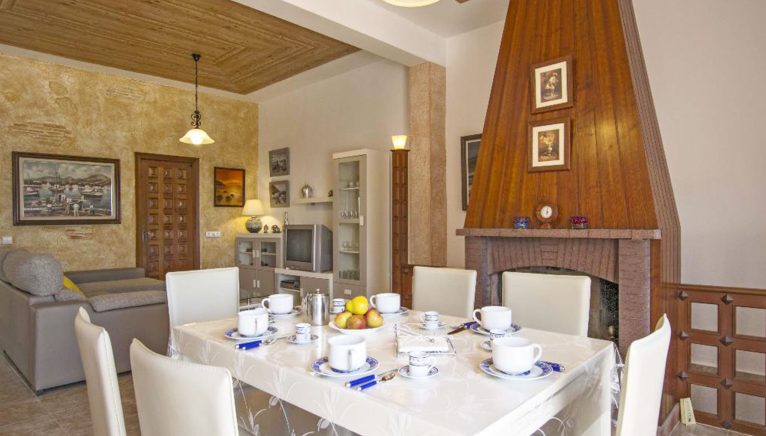 Comedor de San Luis, un chalet para vacaciones en Jávea - Quality Rent a Villa