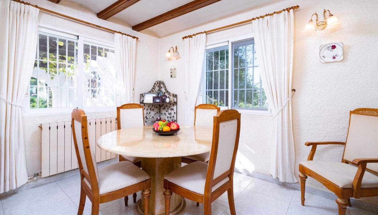 Comedor en un chalet de vacaciones en Benitachell - Aguila Rent a Villa