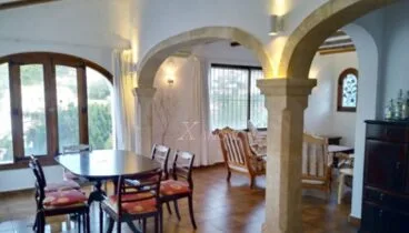 Comedor con arcos de tosca en un chalet en venta en Jávea – Xabiga Inmobiliaria
