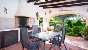 Comedor exterior con barbacoa en un chalet de alquiler – Aguila Rent a Villa