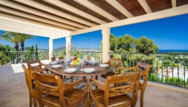 Comedor exterior con vistas en una villa de alto standing en venta en Jávea – Terramar Costa Blanca