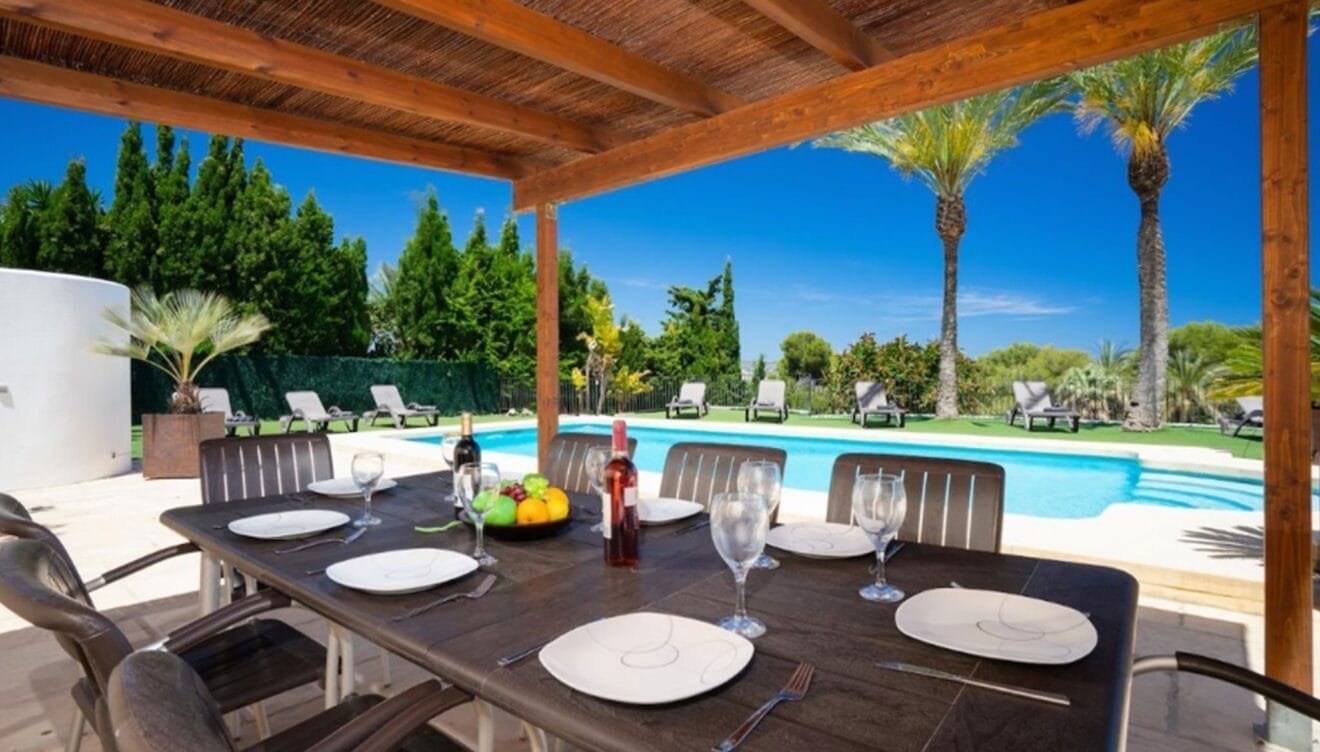 Comedor exterior en una villa de alto standing en venta en Jávea - Terramar Costa Blanca