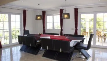 Comedor en una villa de alto standing en venta en Jávea – Terramar Costa Blanca