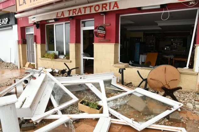 Imagen: Destrozos en una rstaurante del puerto de Xàbia