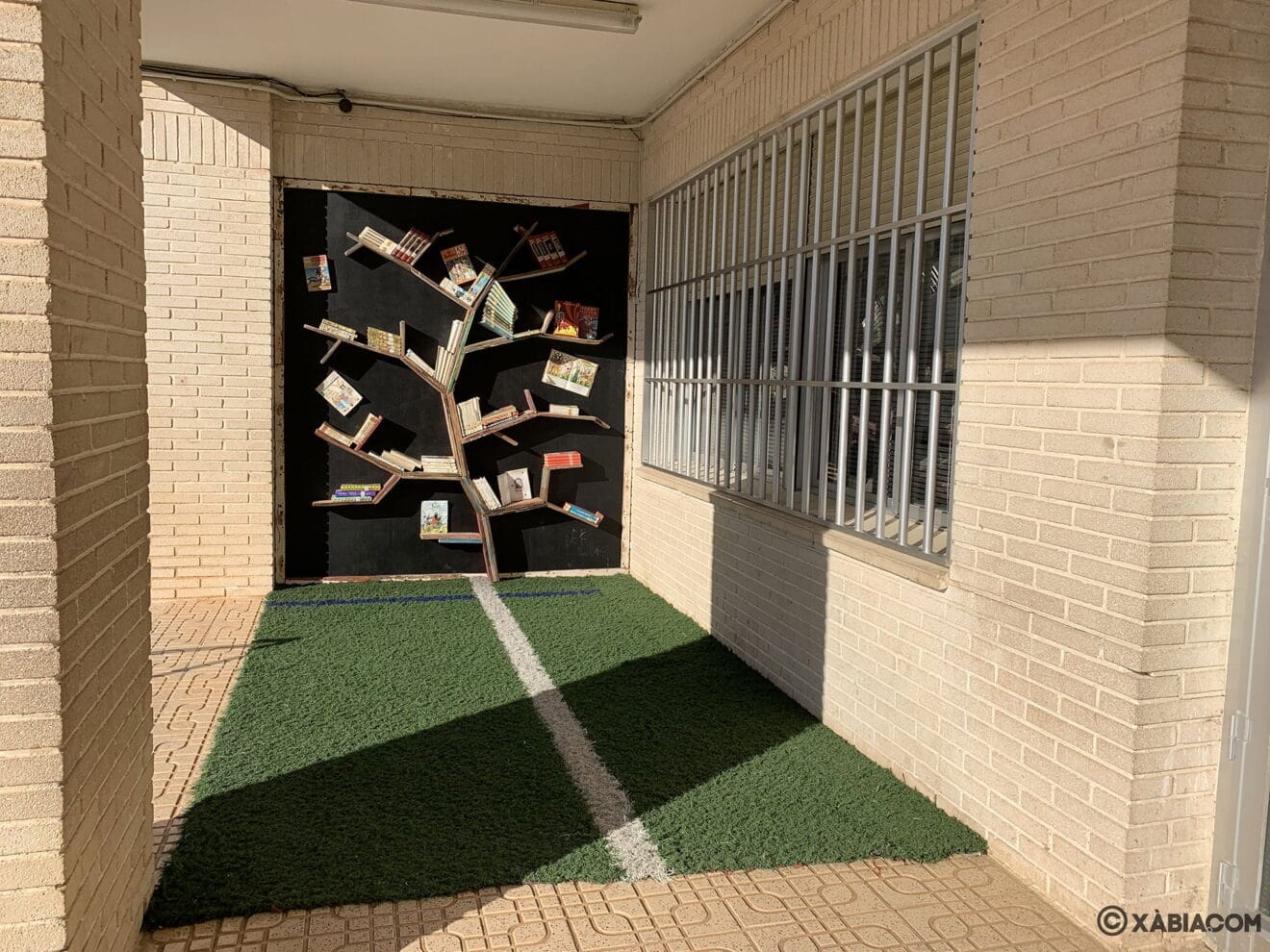 Zona de lectura del patio del CEIP Trenc d'Alba de Xàbia
