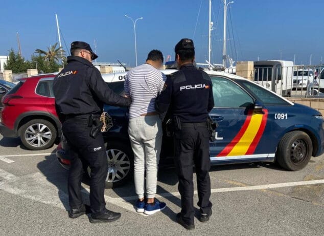 Imagen: Detenido mientras robada en un establecimiento