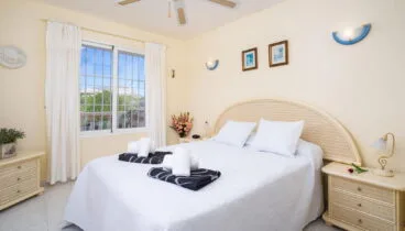 Dormitorio en un chalet de vacaciones para seis personas cerca de Jávea – Aguila Rent a Villa