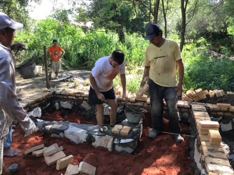 Edificando la primera casa a la familia de Paraguay