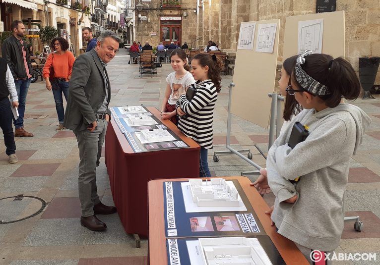 El alcalde de Xàbia observa las maquetas del proyecto del Central Cinema del colegio Vicente Tena