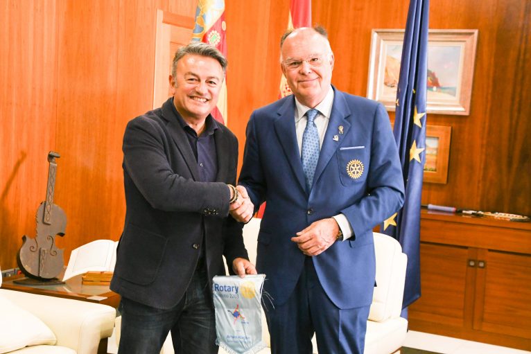 El Gobernador del Rotary Internacional visita Xàbia