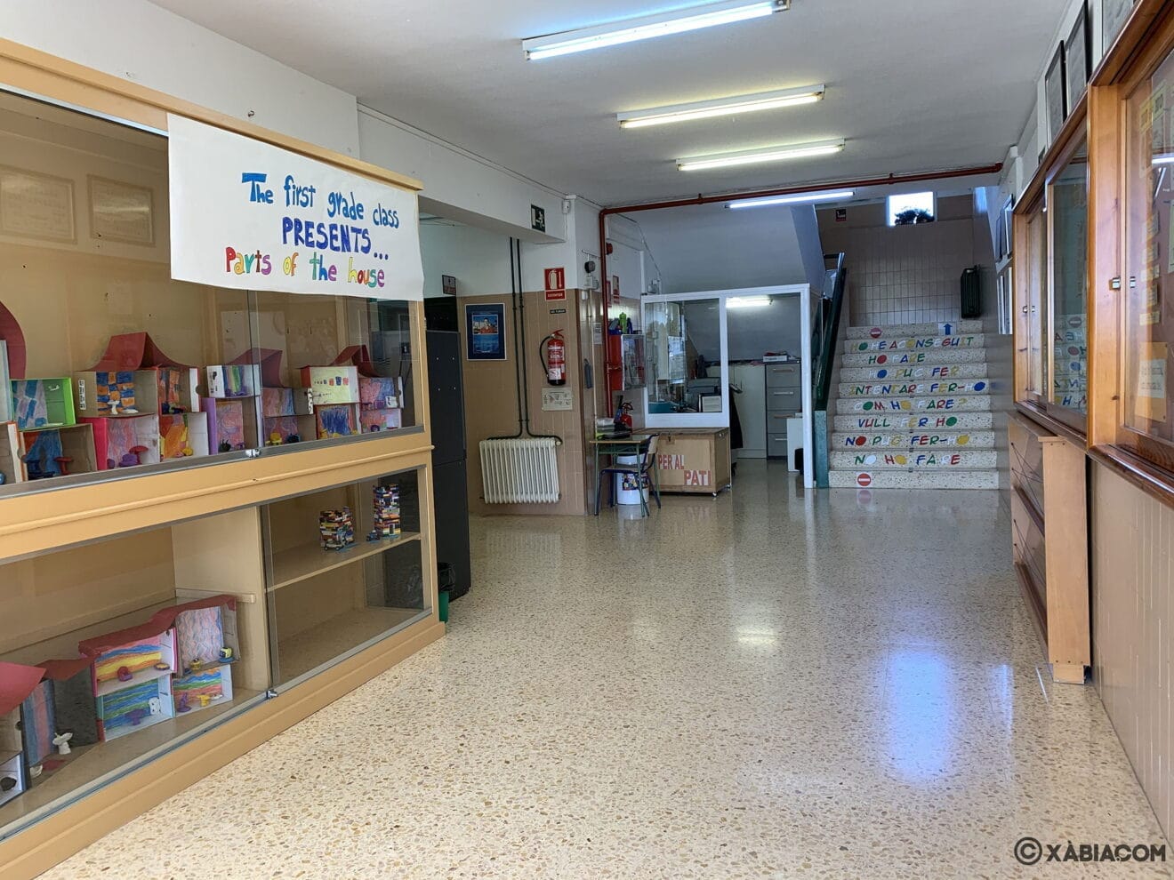 Hall de entrada al CEIP Trenc d'Alba de Xàbia