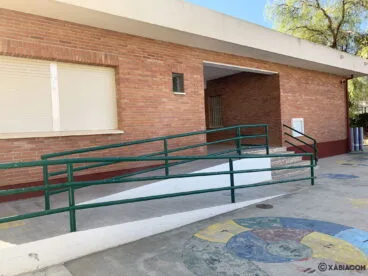 Entrada con rampa adaptada en el CEIP Port de Xàbia