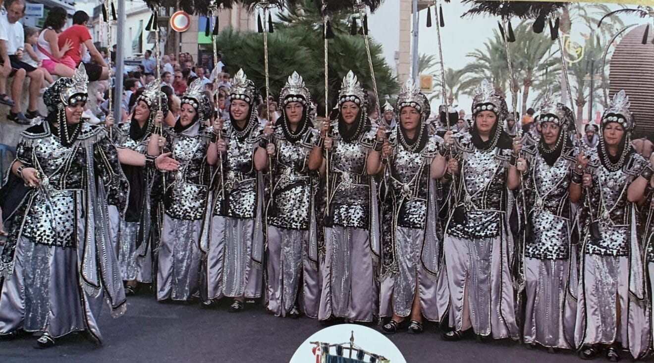 Escuadra de mujeres de la Filà Almoradins  en la capitanía 2007