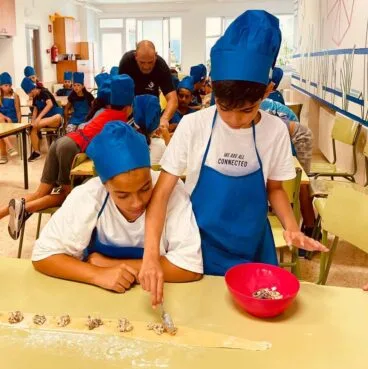 Estudiantes del Port de Xàbia elaborando los raviolis en Cuinnovart