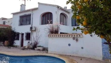 Fachada y piscina de un chalet en venta en Jávea – Xabiga Inmobiliaria