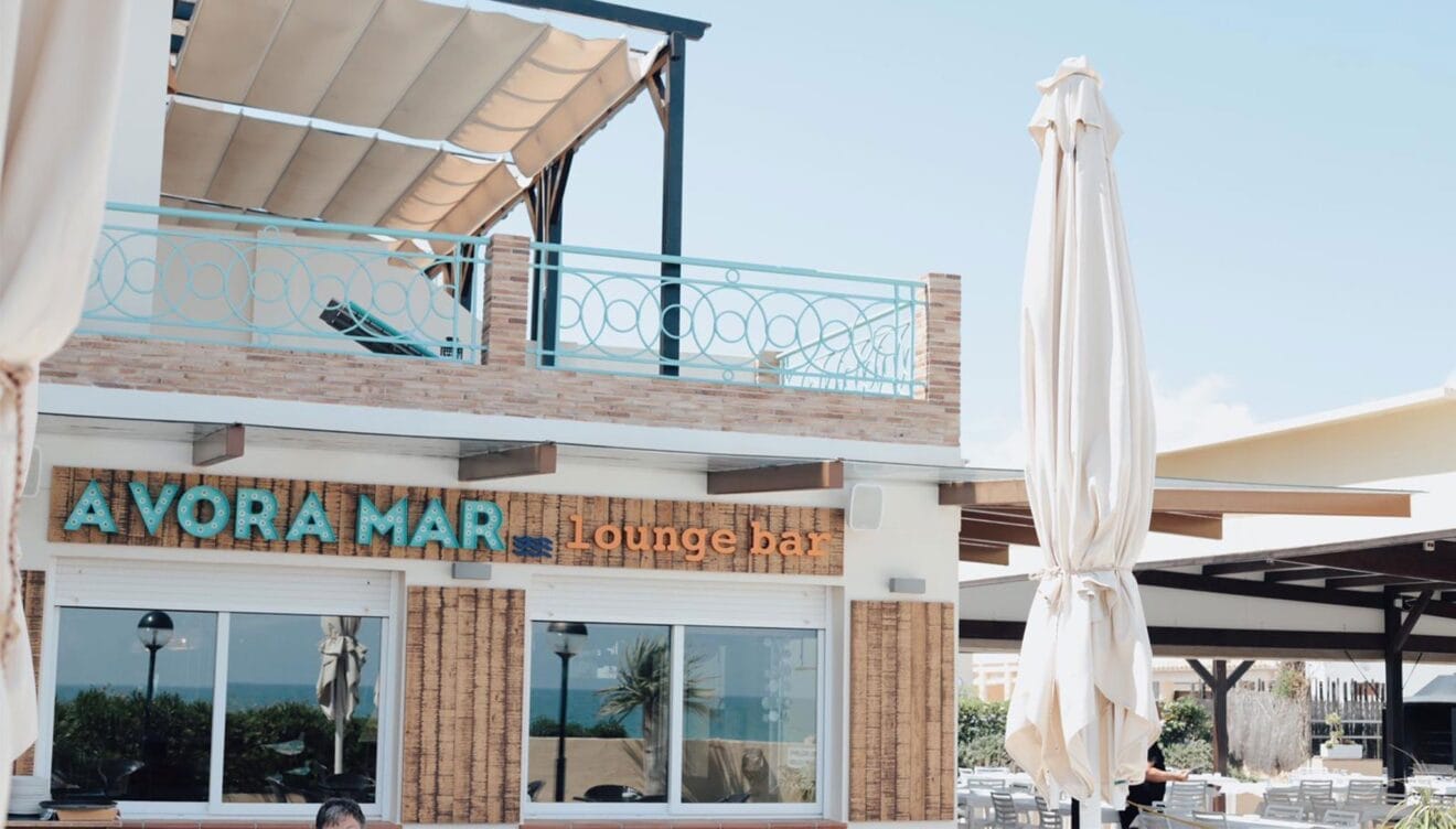 Vista exterior de 'A Vora Mar Lounge Bar', el sitio para tomar algo en Dénia de Restaurant Noguera