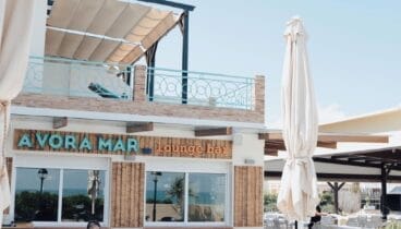 Vista exterior de ‘A Vora Mar Lounge Bar’, el sitio para tomar algo en Dénia de Restaurant Noguera