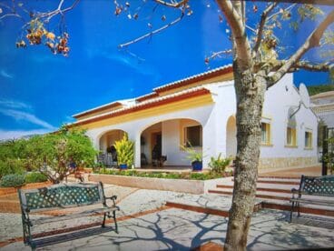 Fachada y elementos exteriores de un chalet en venta en Jávea – Atina Inmobiliaria