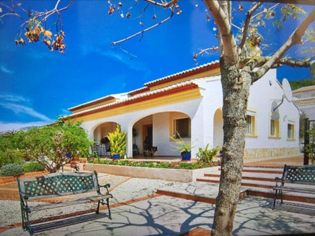 Imagen: Fachada y elementos exteriores de un chalet en venta en Jávea - Atina Inmobiliaria