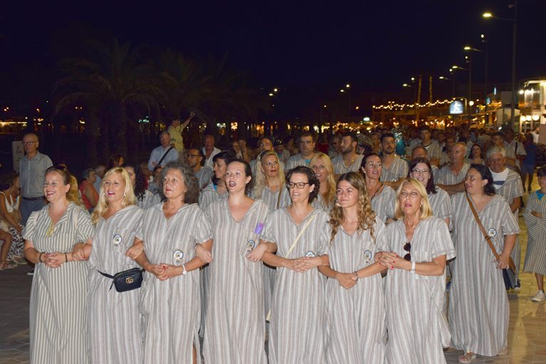 Filà Almoradins en el desfile de la playa del Arenal