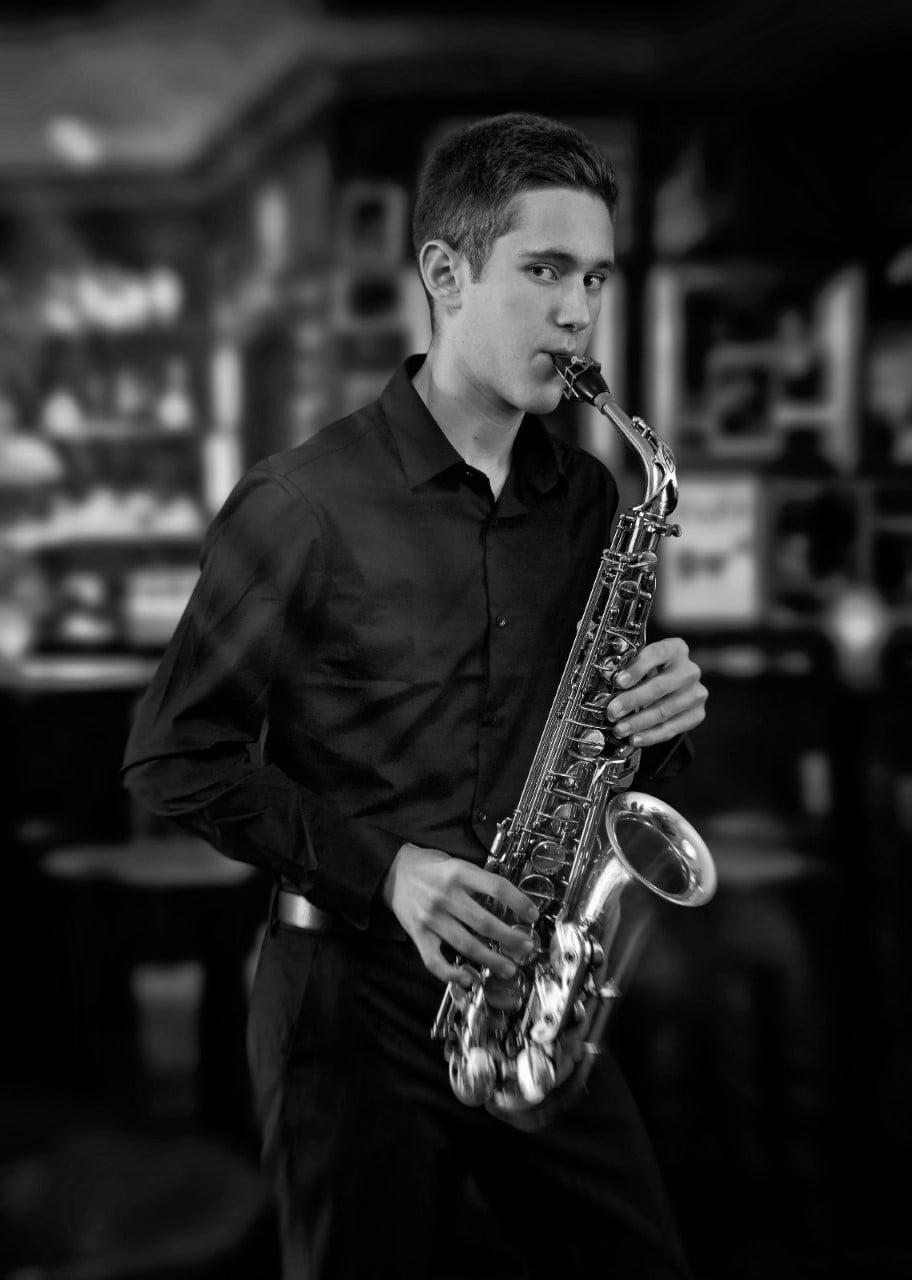 Adam Martí con el saxofón