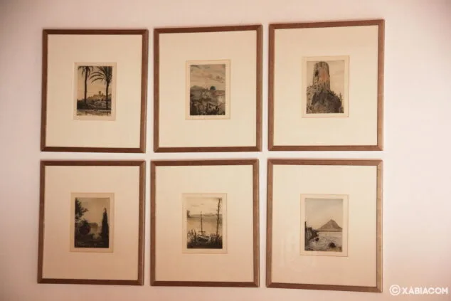 Imagen: Grupo de pbras de André Lambert que cuelga de las paredes del Ayuntamiento de Xàbia