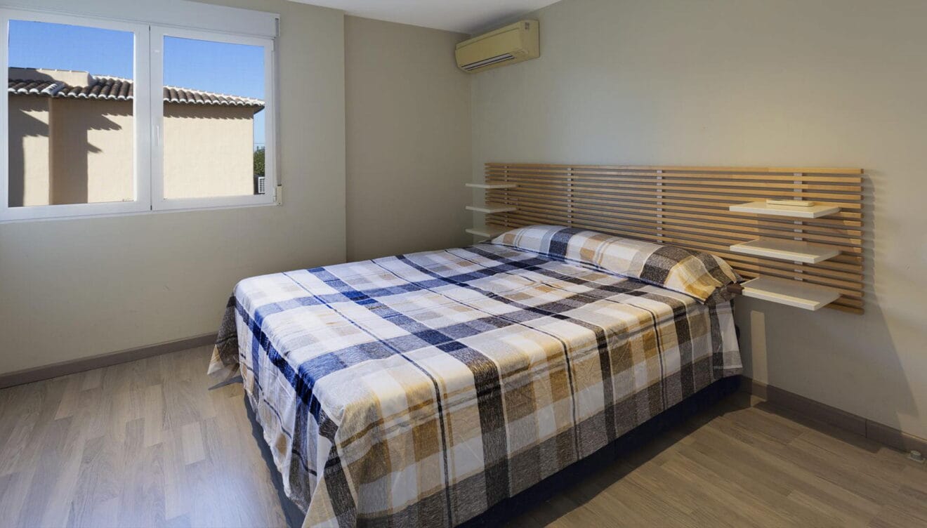 Una de las tres habitaciones de un apartamento en alquiler en Jávea - MMC Property Services