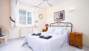 Una de las habitaciones en una casa de vacaciones en Benitachell – Aguila Rent a Villa