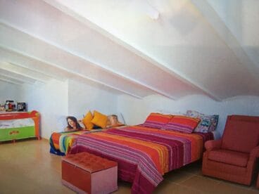 Una de las habitaciones de un chalet en venta en Jávea – Atina Inmobiliaria