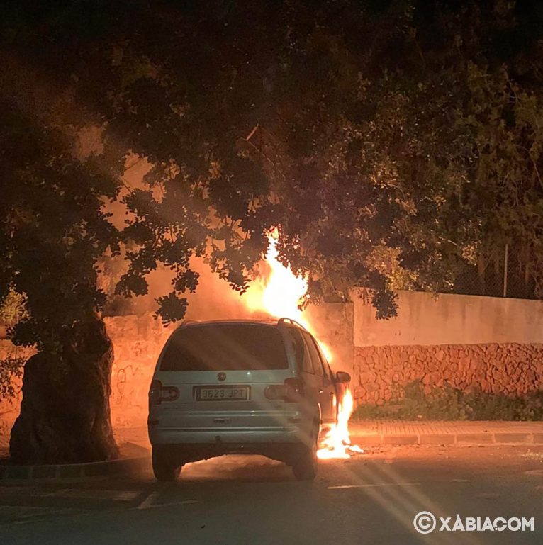 Incendio de un vehículo en el Port de Xàbia