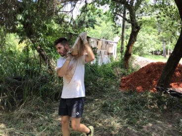 José Antonio cargando materiales para la primera casa