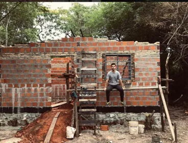 José Antonio Català frente a la casa del primer proyecto