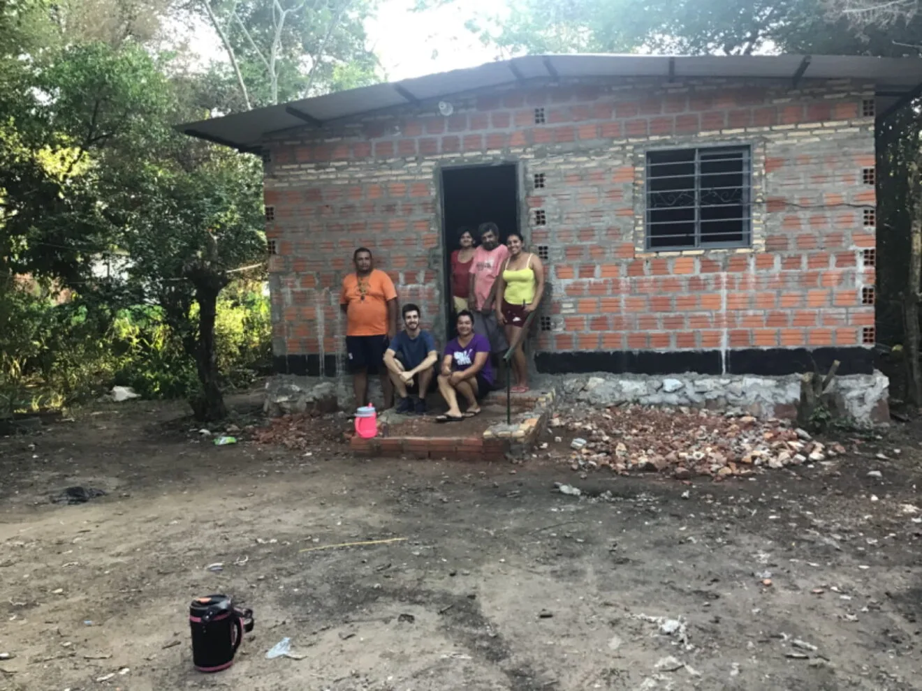 José Antonio con la familia en la nueva casa