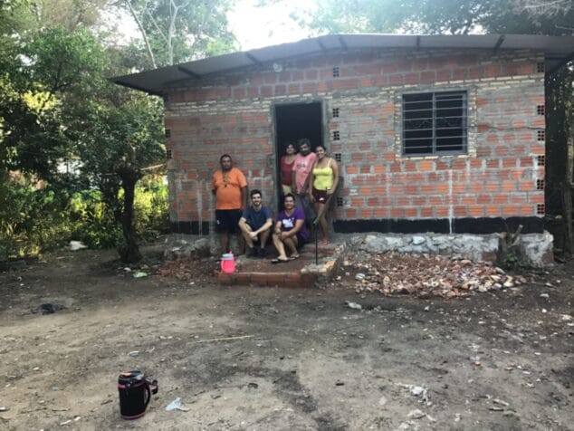 Imagen: José Antonio con la familia en la nueva casa