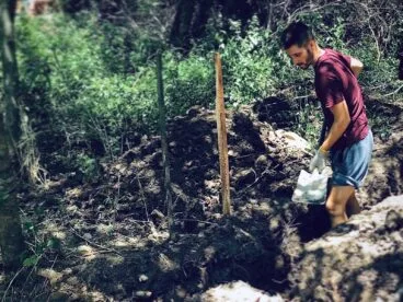 José Antonio construyendo la primera casa