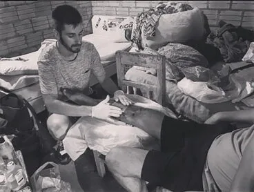José Antonio en labores de enfermero en Paraguay